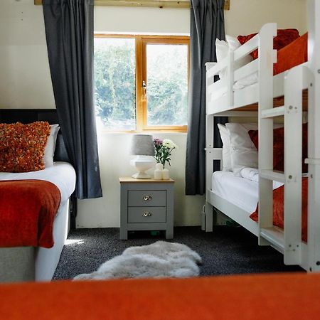The West Barn Near Bath, Sleeps 24 And 2 Hot Tubs Villa Bristol Exterior foto