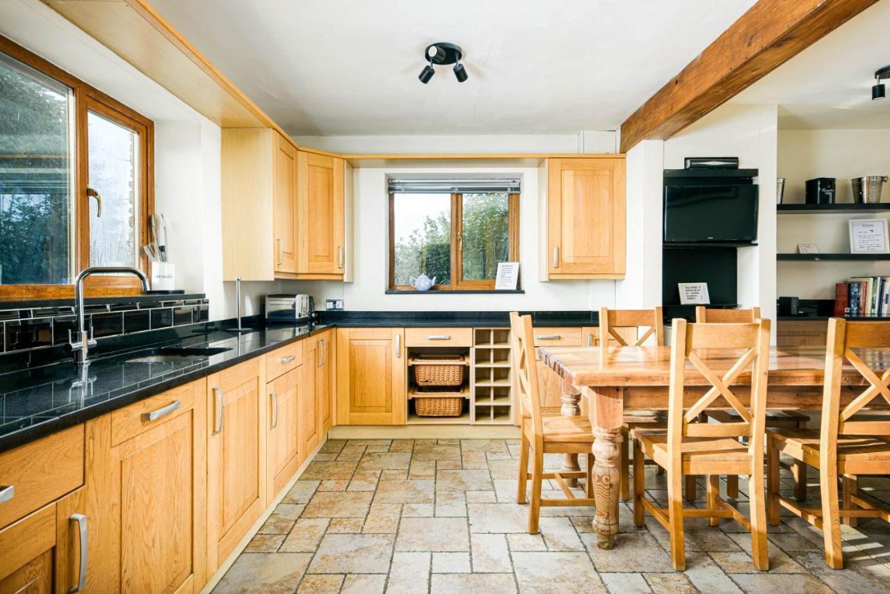The West Barn Near Bath, Sleeps 24 And 2 Hot Tubs Villa Bristol Exterior foto