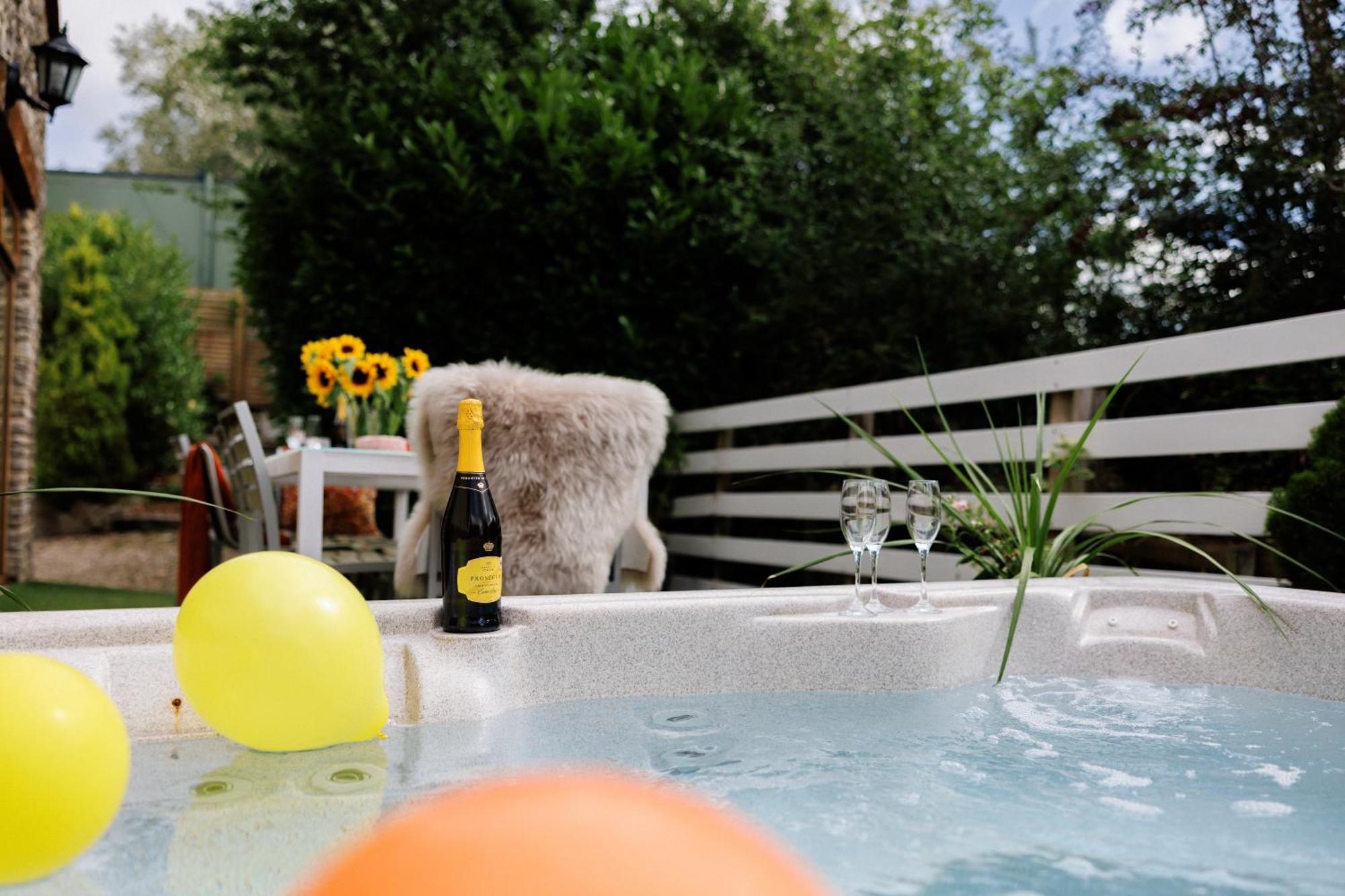 The West Barn Near Bath, Sleeps 24 And 2 Hot Tubs Villa Bristol Exterior foto